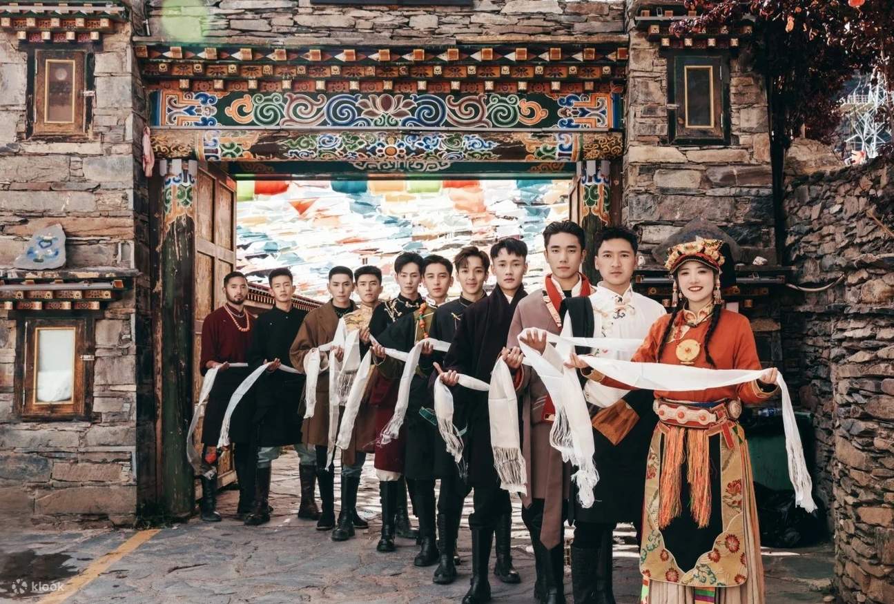 Sichuan Aba Jarong Allure Homestay (Siguniang Mountain Shuangqiaogou Scenic Area Branch) & Tibetan Style + Gesangs- und Tanzaufführungen ethnischer Minderheiten + traditionelle tibetische Küche + immersives Erleben der tibetischen Kultur